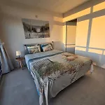 Cozy With Sea View And Parking Place Apartman