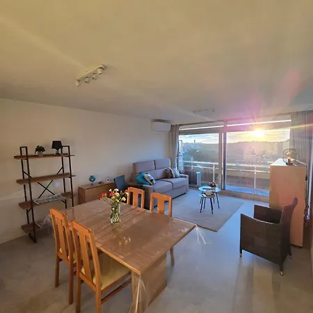 Cozy With Sea View And Parking Place Бреден