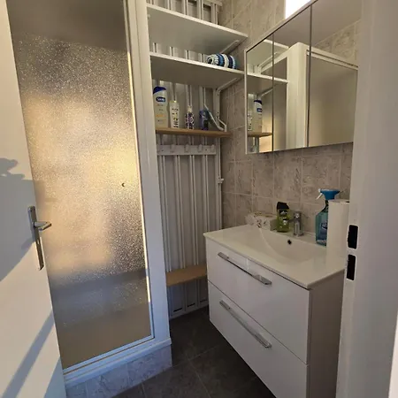 Апартаменты Cozy With Sea View And Parking Place Бреден