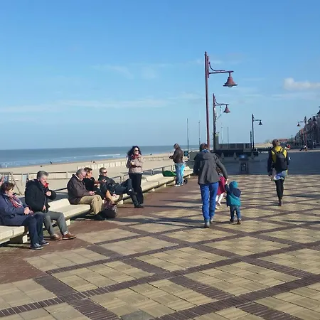 Lägenhet Cozy With Sea View And Parking Place Bredene